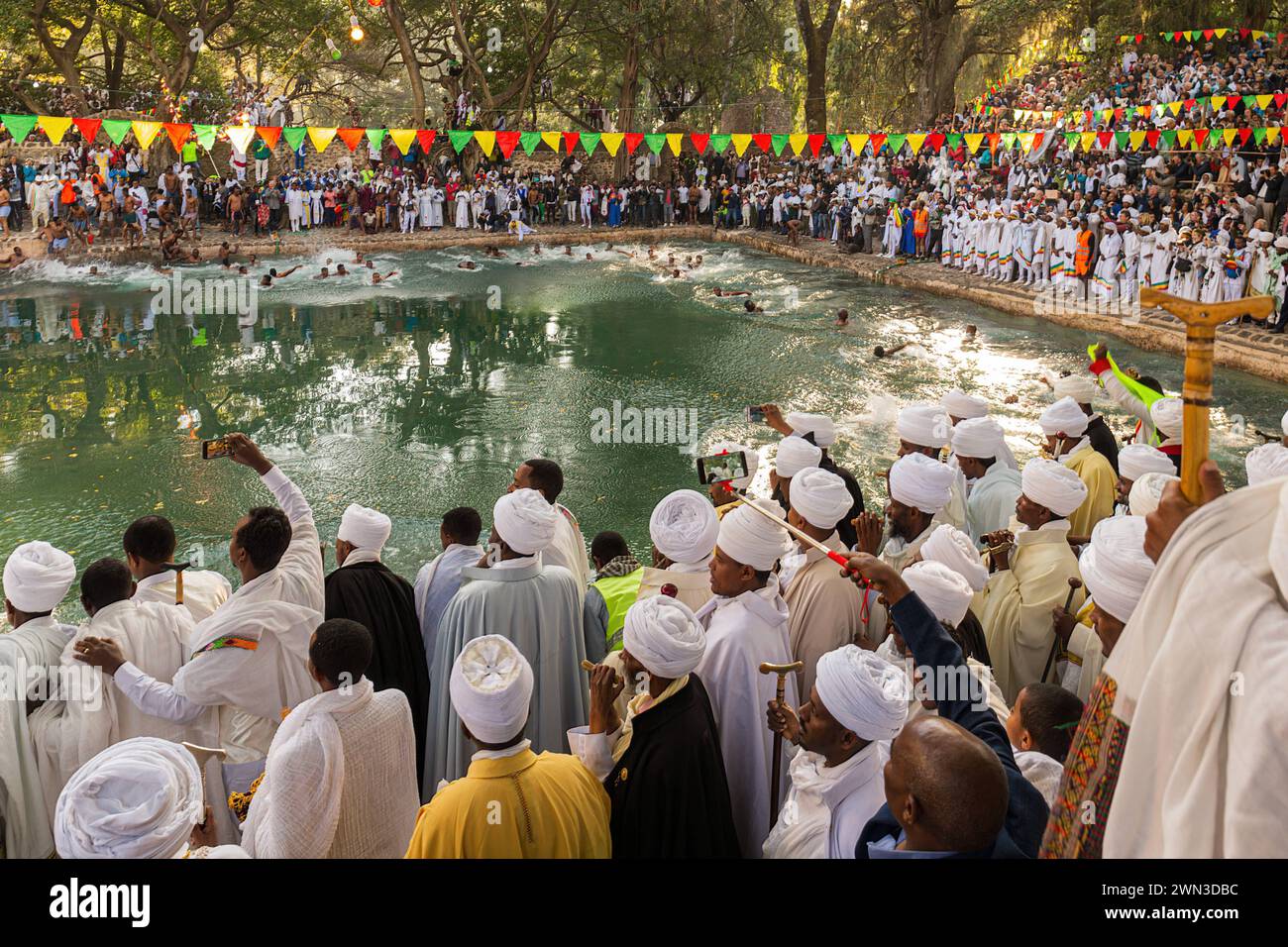 GONDAR, ÄTHIOPIEN – 19. JAN 2019: Junge Männer springen beim Timkat-Festival im Fasilides-Bad ins Weihe. Äthiopische Menschenmenge beim Timkat-Festival in der FAS Stockfoto