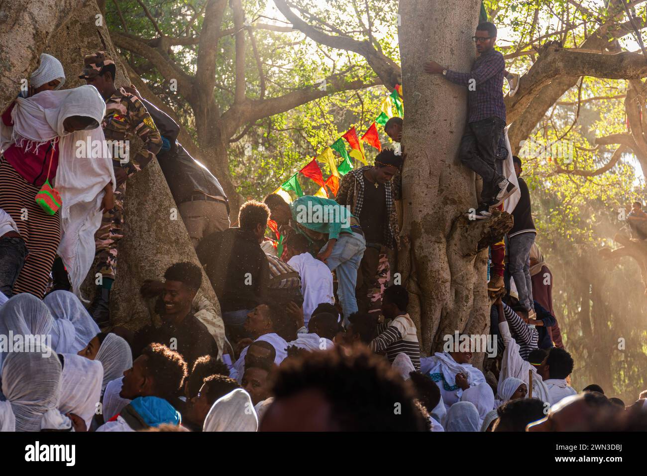 GONDAR, ÄTHIOPIEN - 19. JANUAR 2019: Menschen treffen sich beim Timkat Festival im Fasilides Bath in Gondar, Äthiopien Stockfoto