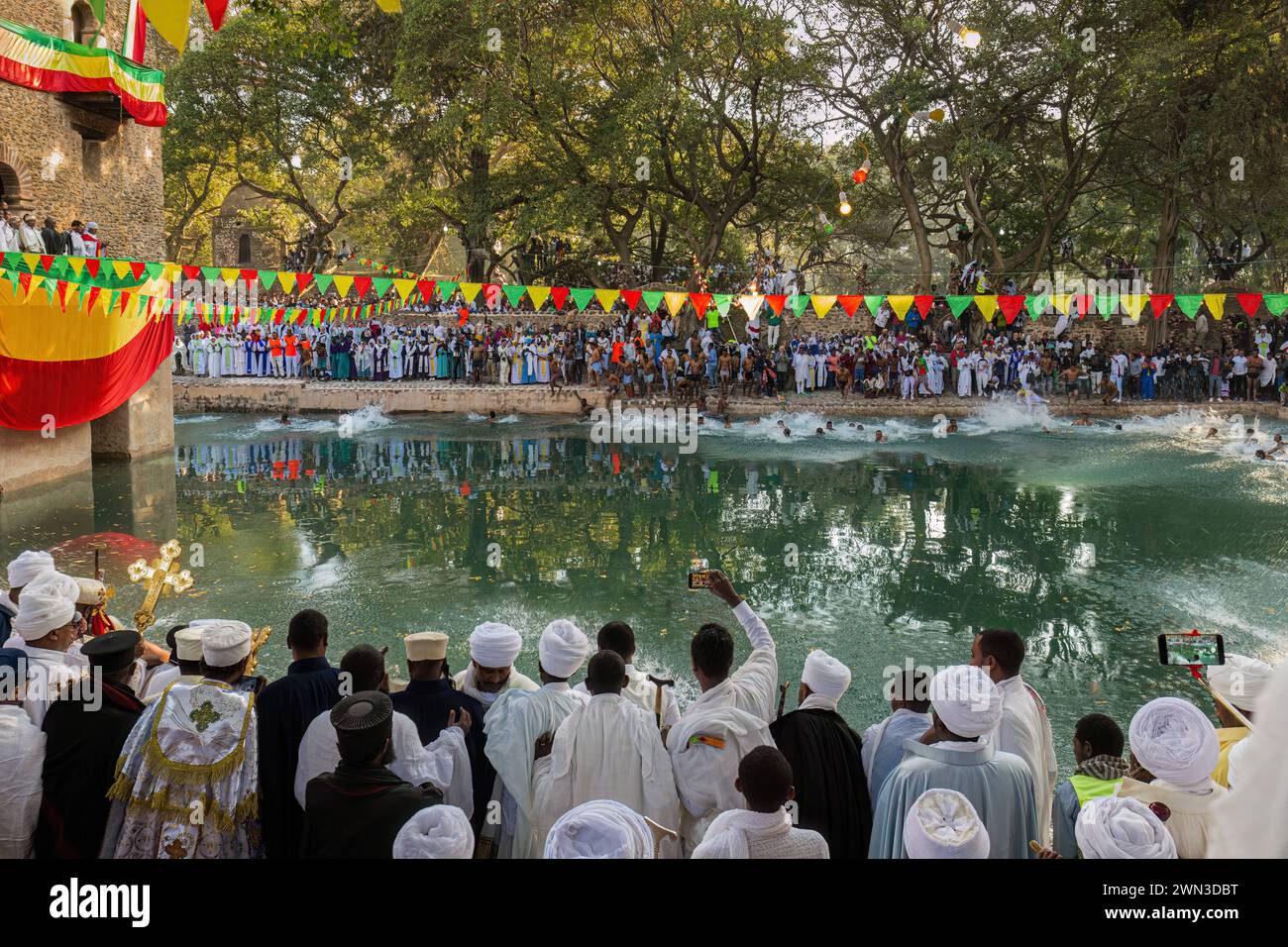 GONDAR, ÄTHIOPIEN – 19. JAN 2019: Junge Männer springen beim Timkat-Festival im Fasilides-Bad ins Weihe. Äthiopische Menschenmenge beim Timkat-Festival in der FAS Stockfoto