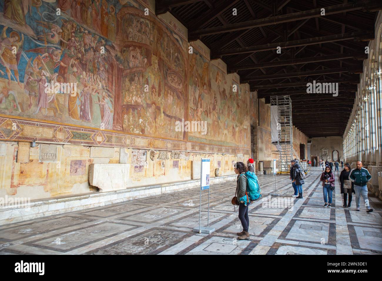 Pisa, Italien – 02. Januar 2024: Touristen auf dem Friedhof von Pisa Stockfoto
