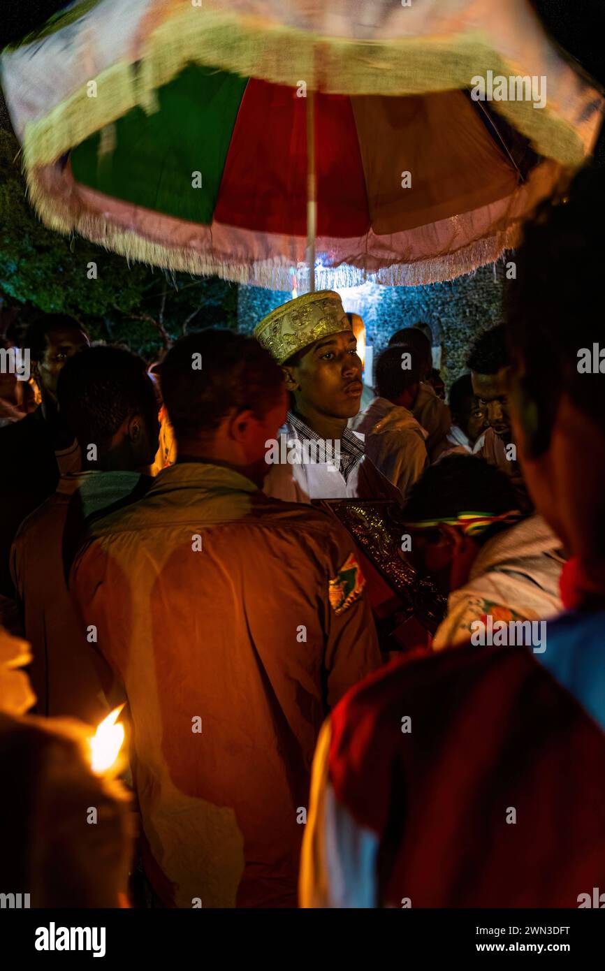 GONDAR, ÄTHIOPIEN - 19. JANUAR 2019: Priester mit Bibel beim Timkat Festival im Fasilides Bath in Gondar, Äthiopien Stockfoto