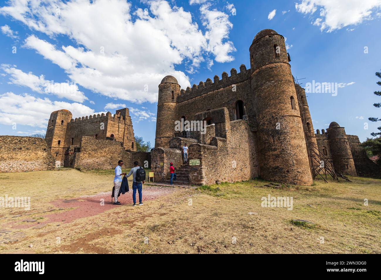 GONDAR, ÄTHIOPIEN - 17. JAN 2024: Königliche Einschließung Fasil Ghebbi Fasilides Castle mit äthiopischen Touristen Fasil Ghebbi, Fasil Gemb. Die königliche Anlage i Stockfoto