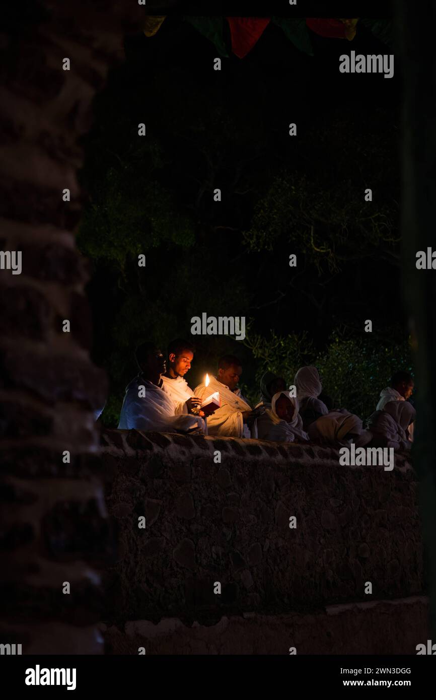 GONDAR, ÄTHIOPIEN - 19. JAN 2019: Menschen beten in der Nacht vor dem Timkat-Festival im Fasilides-Bad in Gondar, Äthiopien Stockfoto