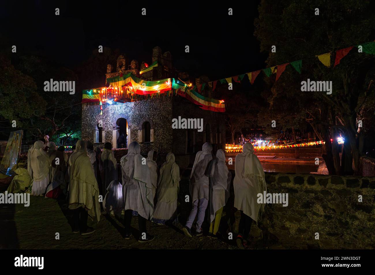 GONDAR, ÄTHIOPIEN – 19. JAN 2019: Menschen treffen sich am Abend vor dem Timkat-Festival im Fasilides Bath in Gondar, Äthiopien Stockfoto