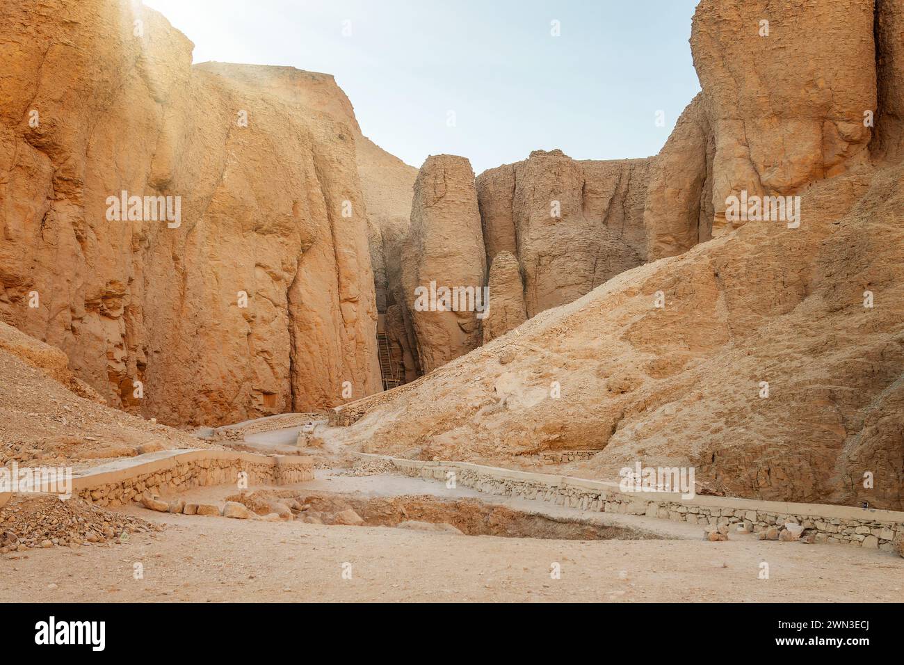 Blick im Freien auf die Berge im Tal der Könige, Luxor West Bank, Ägypten Stockfoto