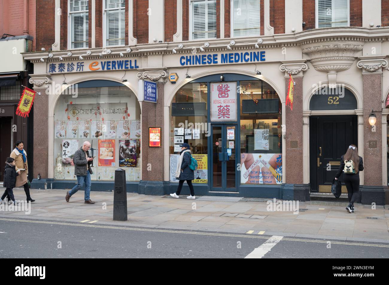 Menschen, die an der Everwell Chinese Medical Centre Akupunktur, Akupunktur und Chinesische Mediziner Klinik auf der Shaftesbury Avenue London UK gehen Stockfoto