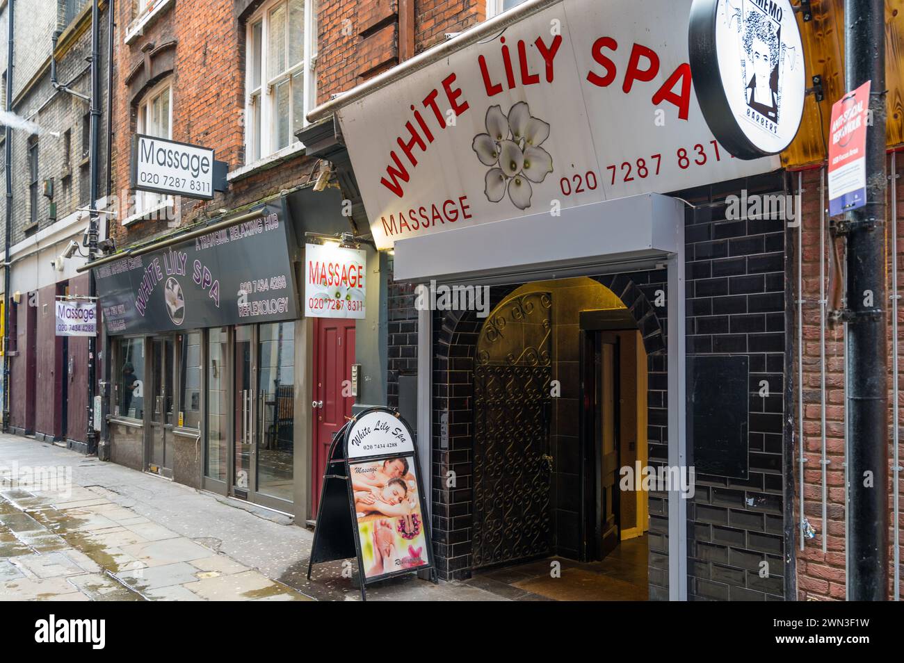 White Lily Spa Massage ein Massagetherapeut praktiziert am Tisbury Court Soho London England Großbritannien Stockfoto