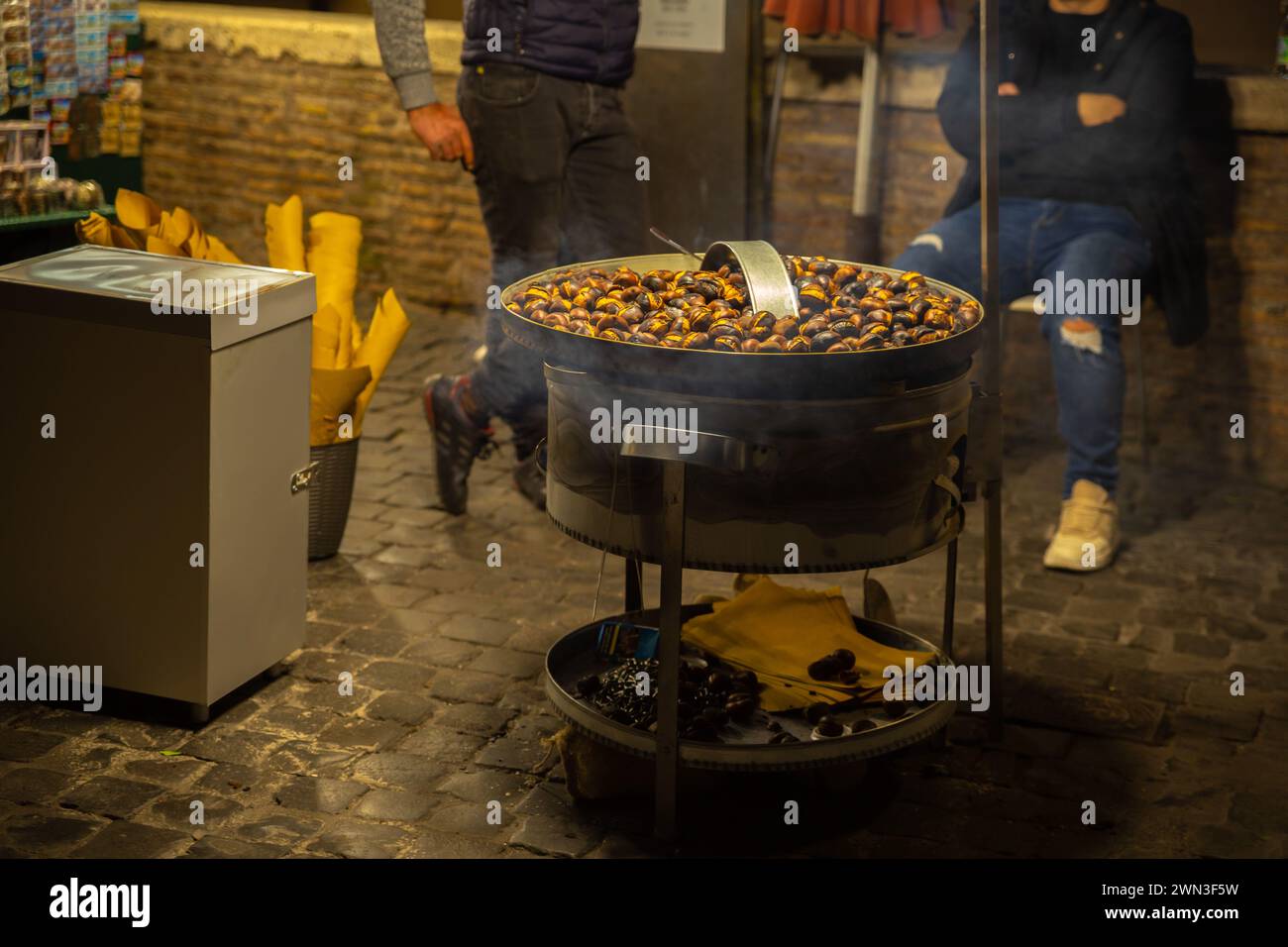 Leute, die Backkastanie auf der Straße in Rom verkaufen Stockfoto