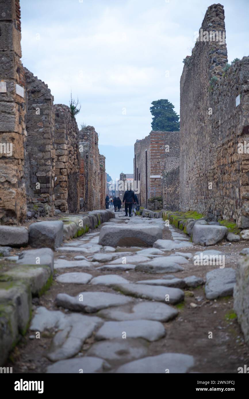 Die alte Steinstraße der Ruinen von Pompeji, vertikal, Italien Stockfoto