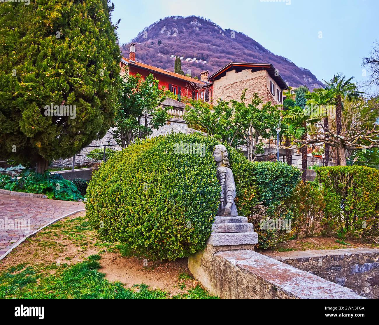 Die Vintage-Skulptur versteckt in Buchsbaum im kleinen Garten von Castagnola, Lugano, Schweiz Stockfoto