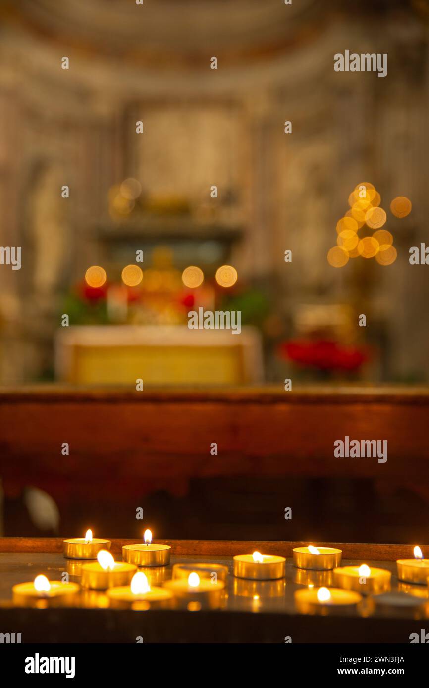 Die Kerzen in der Kirche Stockfoto