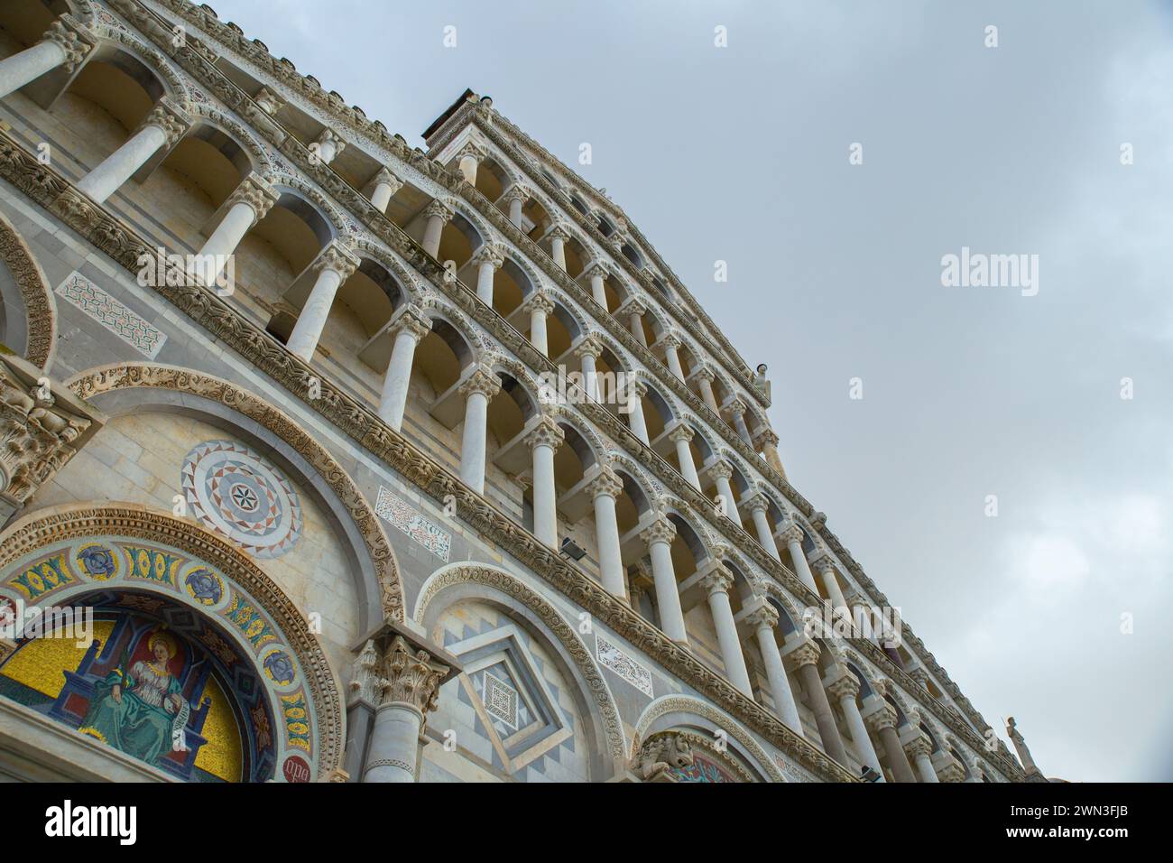 Details der Baptistenkirche in Pisa, Italien Stockfoto