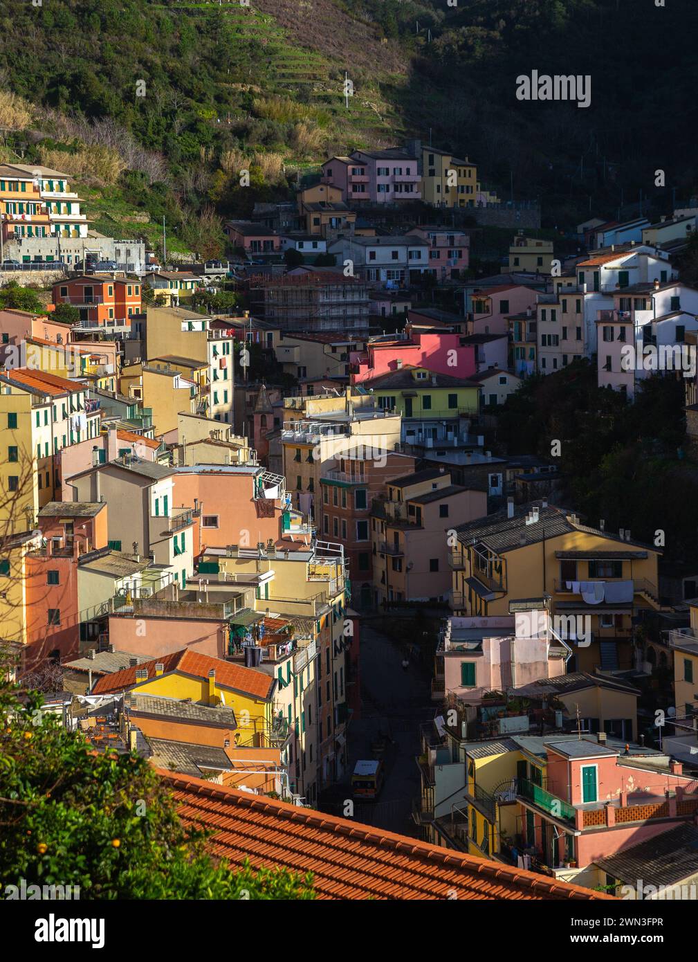 Die Straße bergauf in Riomaggiore, Cinque Terre, Italien Stockfoto