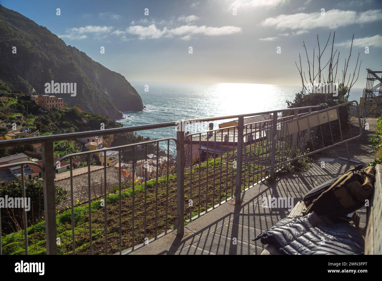 Blick auf die Küstenberge und das Meer auf dem Wanderweg in Cinque Terre, Italien Stockfoto