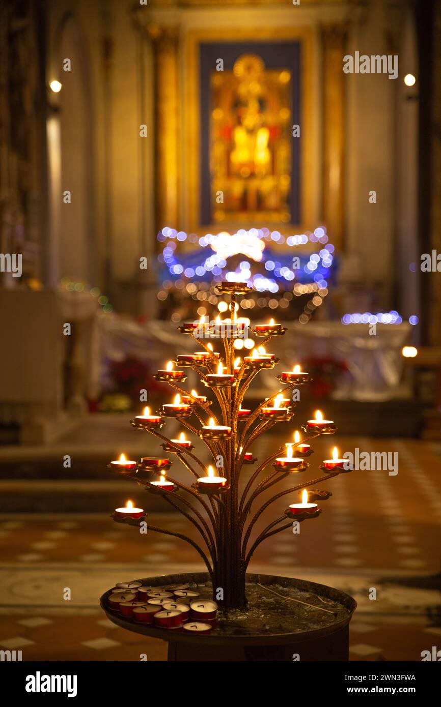 Kandelaber in einer Kirche Stockfoto
