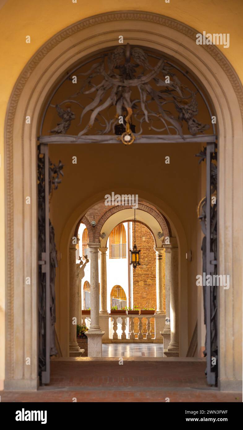 Im Inneren des Bogens eines Klosters in Siena, Italien Stockfoto