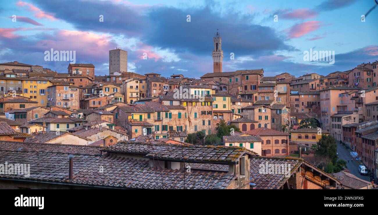 Panorama von Siena bei Sonnenuntergang, rosa, Italien Stockfoto