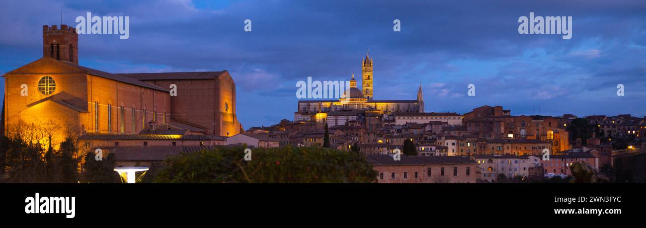 Panoramablick auf Siena bei Nacht, Italien Stockfoto