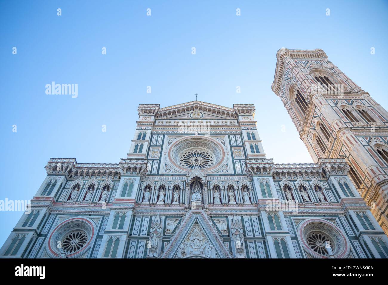 Schauen Sie auf die Kathedrale Santa Maria del Fiore mit blauem Himmel, Florenz, Italien Stockfoto