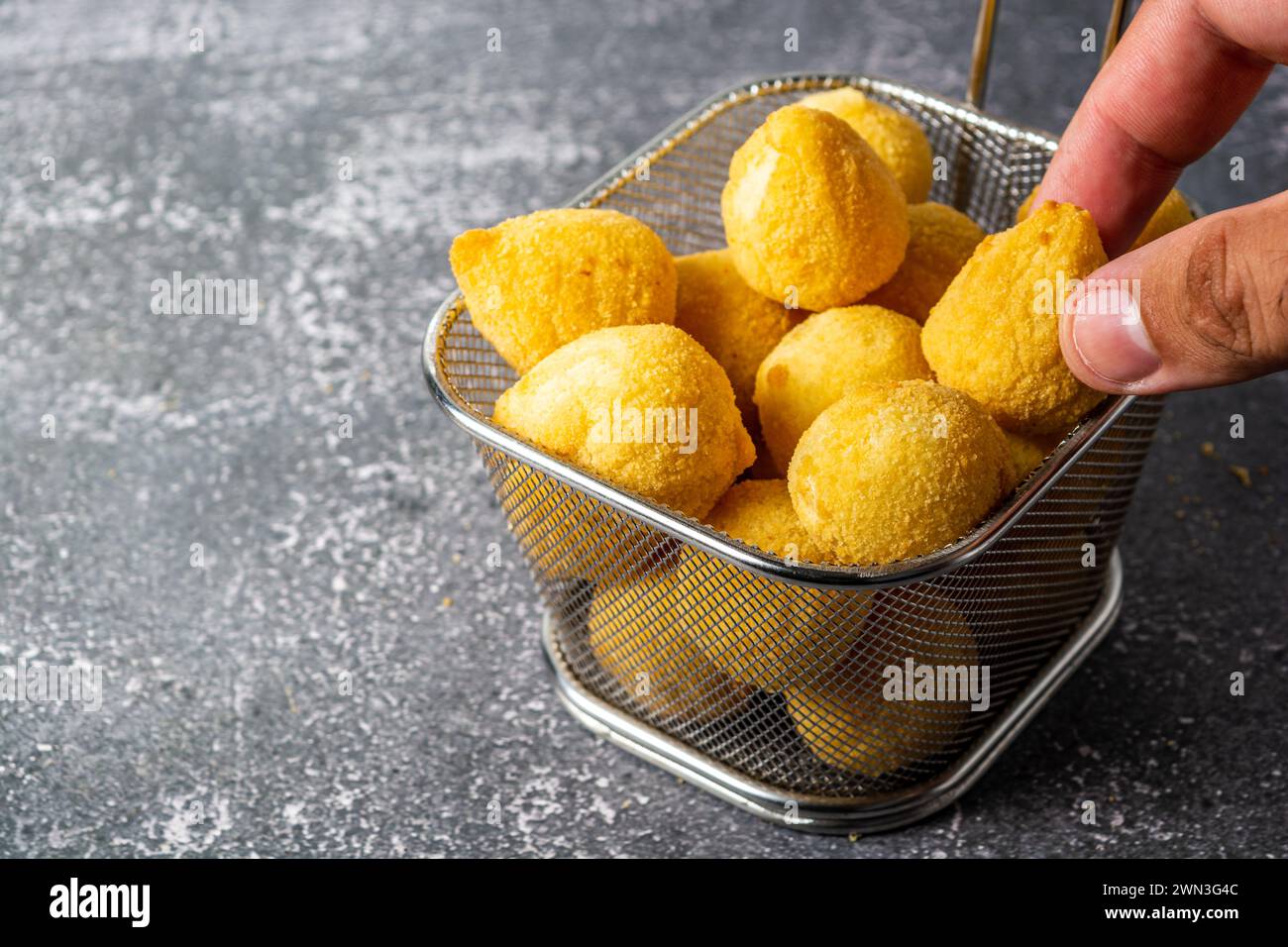 Ein „Salgadinho de festa“ oder ein traditioneller brasilianischer Partysnack. Eine Mischung aus Coxinha, Bolinha de queijo und Rilsolis Stockfoto