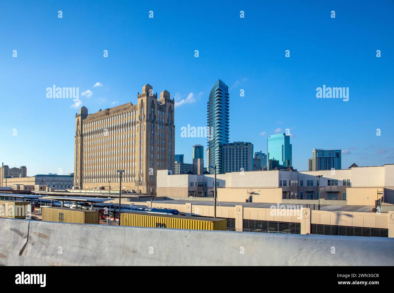 Fort Worth, Texas - 4. November 2023: Texas and Pacific Terminal and Warehouse, Fort Worth, Texas, gebaut in Wyatt Cephus Hedrick mit Bahnhof in f Stockfoto