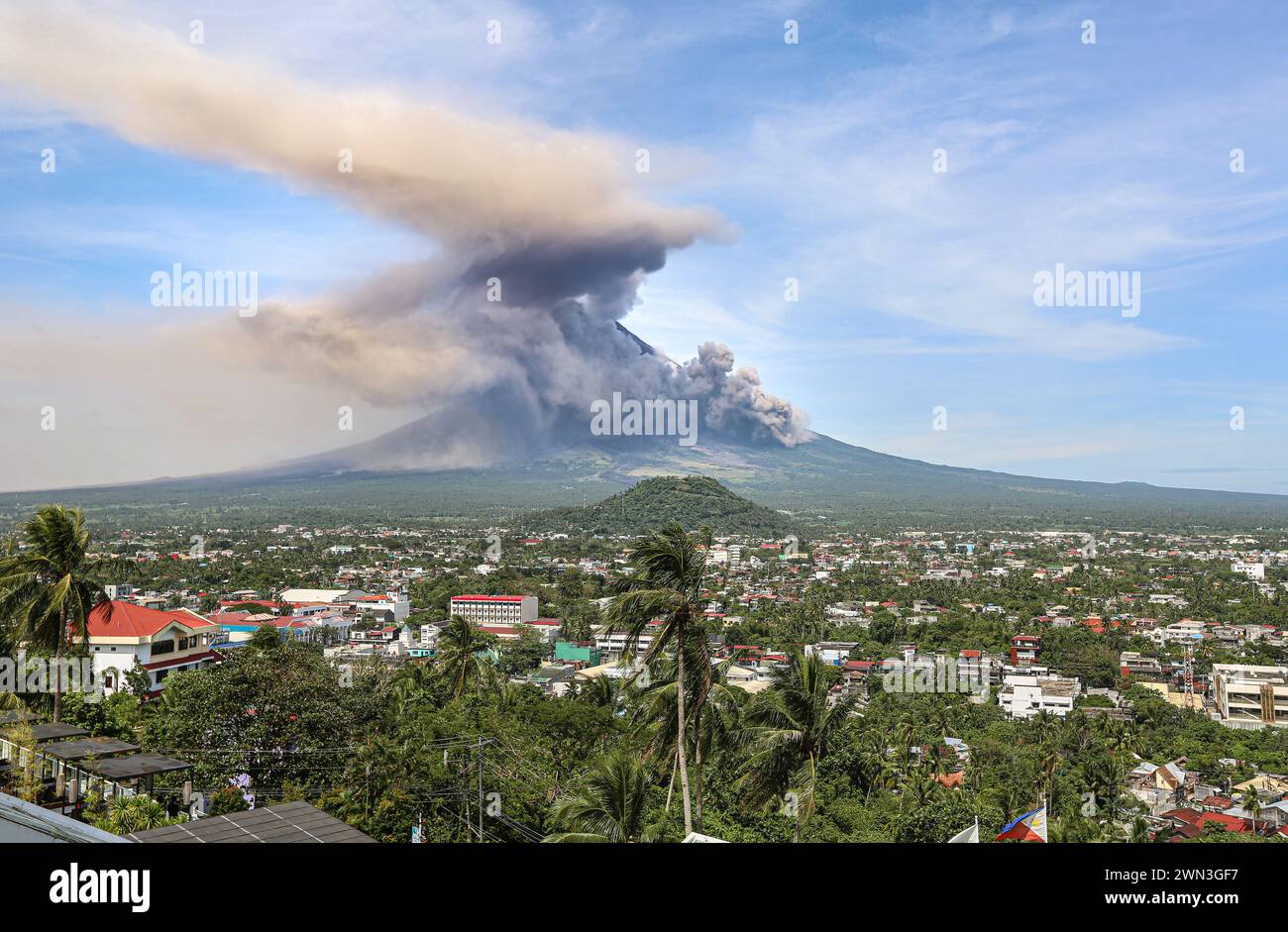 Rauchwolke und pyroklastische Strömung ziehen die Flanken des Mayon-Vulkans bei Eruption hinunter, Legazpi, Philippinen, Nuée ardente, pyroklastischer Dichtestrom Stockfoto