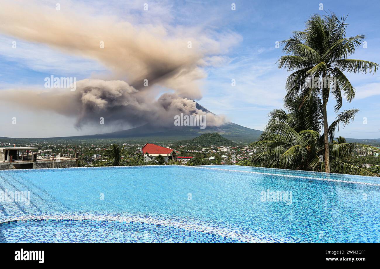 Rauchwolke und pyroklastische Strömung ziehen die Flanken des Mayon-Vulkans bei Eruption hinunter, Legazpi, Philippinen, Nuée ardente, pyroklastischer Dichtestrom Stockfoto