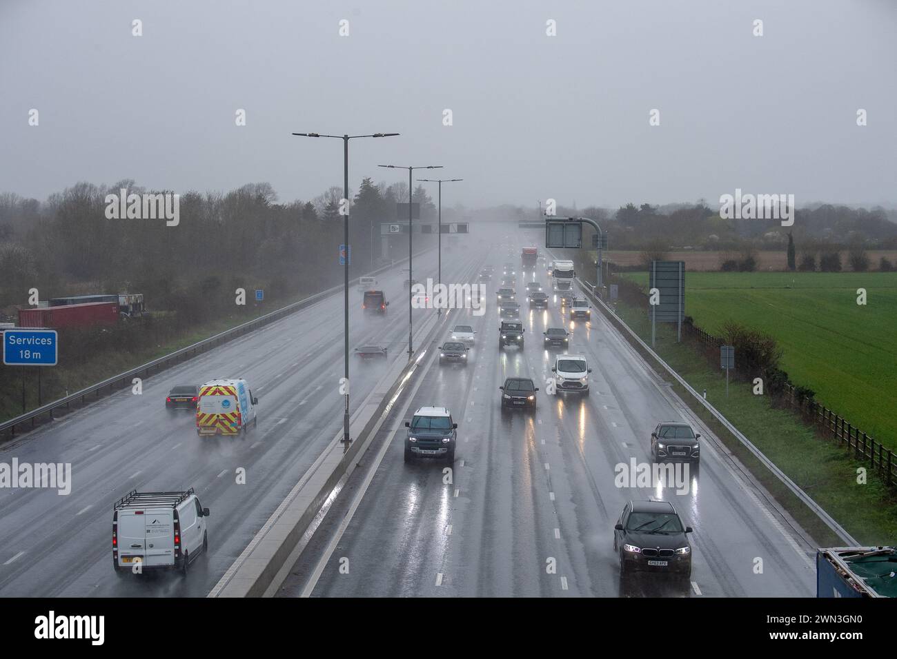 Taplow, Buckinghamshire, Großbritannien. Februar 2024. Es war ein schrecklicher Morgen für Fahrer auf der M4 Smart Motorway in Taplow, Buckinghamshire, wegen des Sprühnebels und des strömenden Regens. Eine gelbe Wetterwarnung für den Regen wurde für Südengland von Mitternacht bis morgen 15,00 ausgegeben. Quelle: Maureen McLean/Alamy Live News Stockfoto