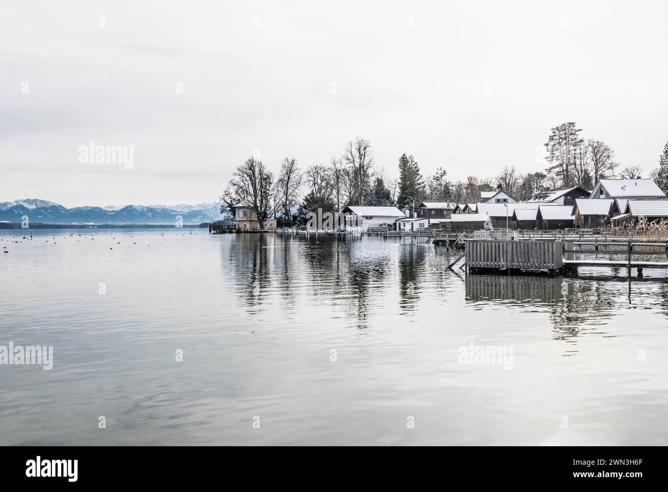 Bootshäuser mit Schnee im Winter, Tutzing, Starnberger See, Fuenfseenland, Pfaffenwinkel, Oberbayern, Bayern, Deutschland Stockfoto