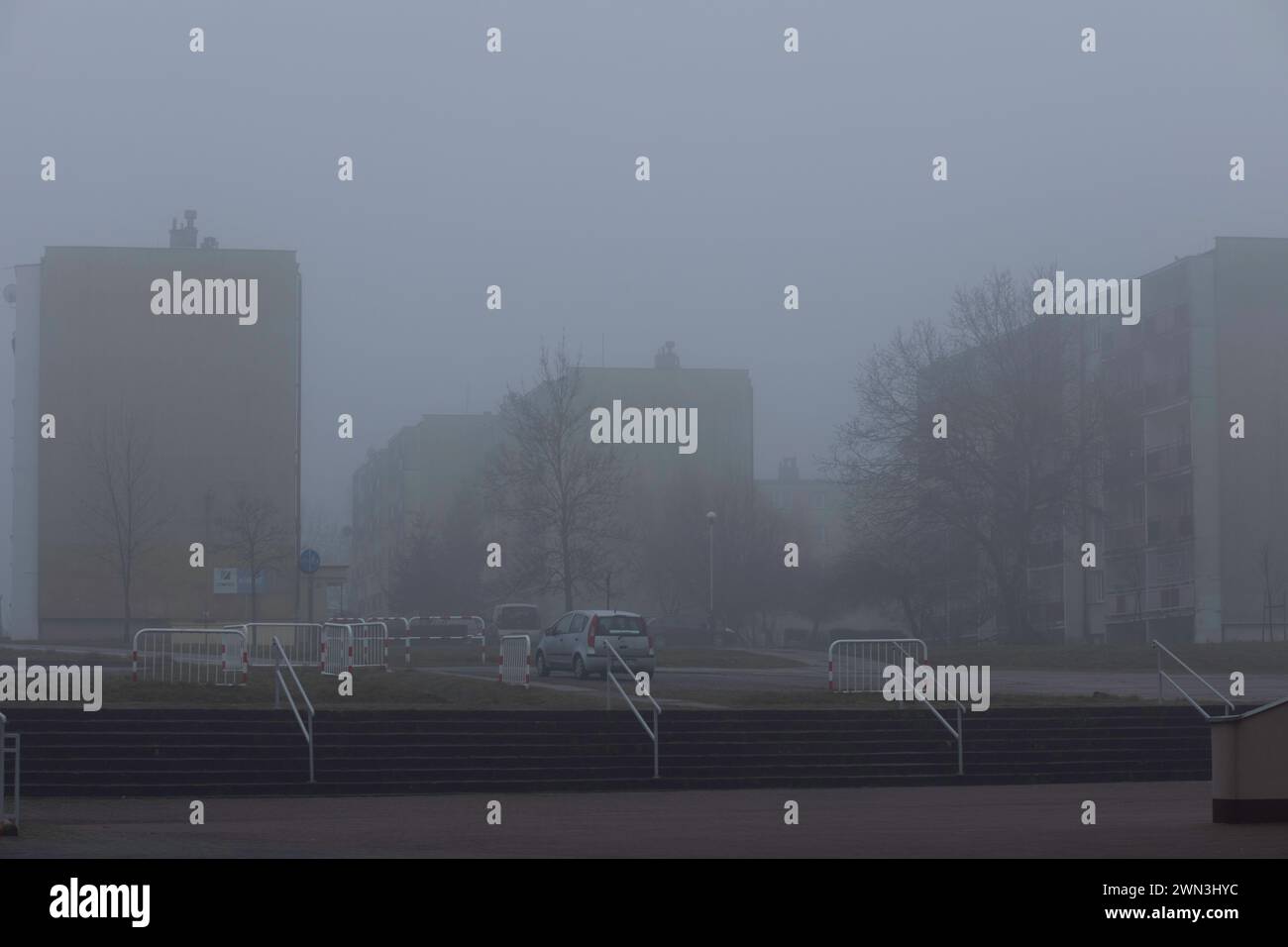 Nebeliger Morgen auf einer Wohnsiedlung, ein Wohnblock aus den 80ern Stockfoto