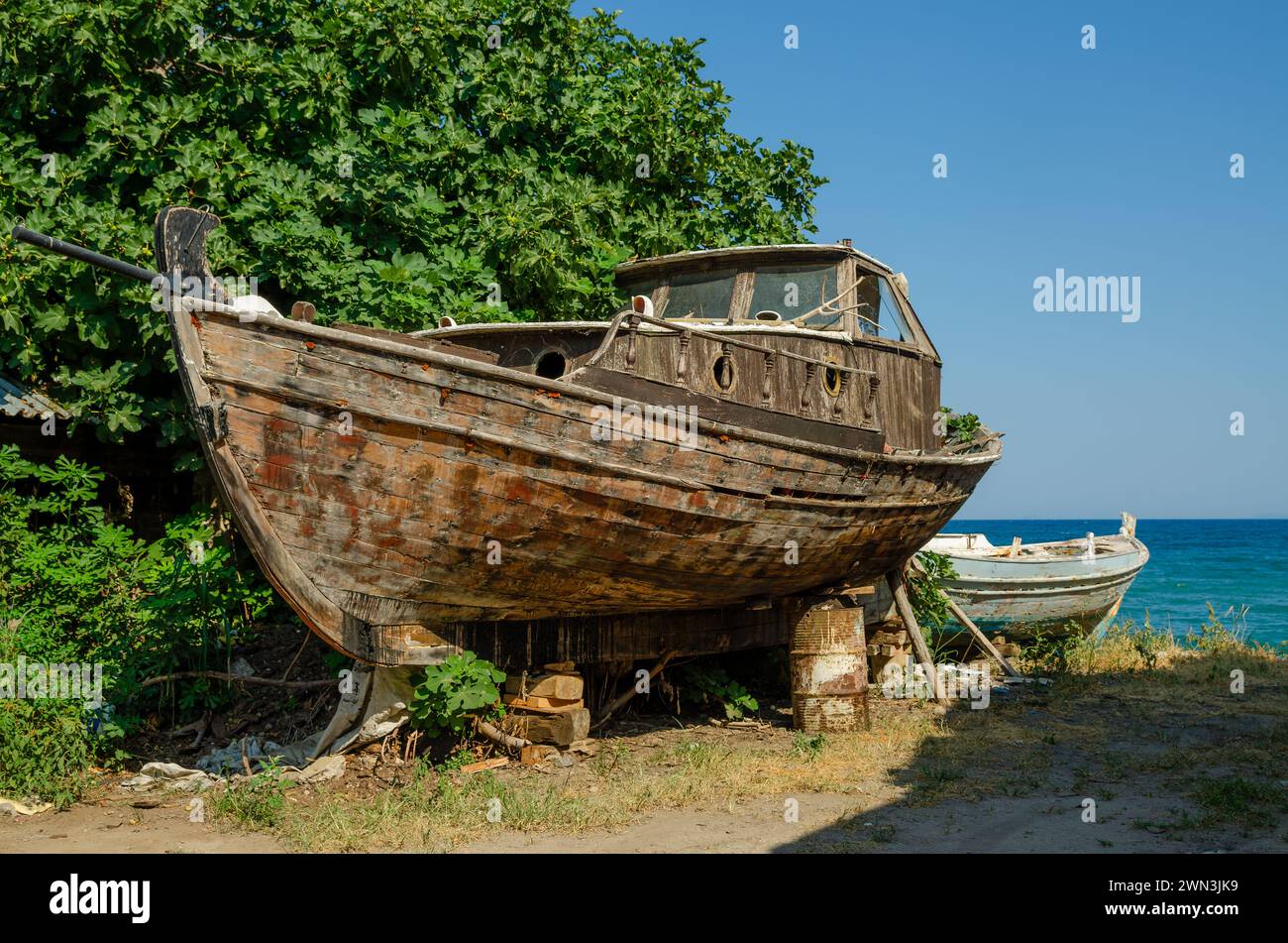 Zwei alte Holzboote am Strand Stockfoto