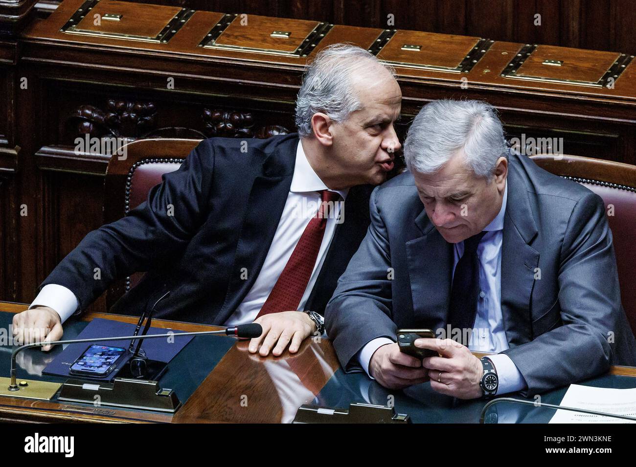 IL ministro dell'Interno Matteo Piantedosi e il ministro degli Esteri Antonio Tajani in aula alla Camera dei deputati durante l'informativa urgente sui fatti avvenuti in occasione di manifestazioni pubbliche recentemente svoltesi a Pisa e Firenze. Roma, Gioved&#xec; 29. Februar 2024 (Foto Roberto Monaldo/LaPresse) Innenminister Matteo Piantedosi und Außenminister Antonio Tajani in der Abgeordnetenkammer während der dringenden Rede zu den Ereignissen während der öffentlichen Demonstrationen, die kürzlich in Pisa und Florenz stattfanden. Rom, donnerstag, 29. Februar, 2 Stockfoto