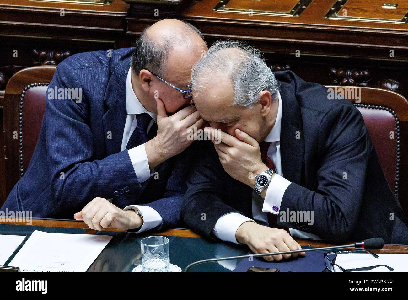 IL ministro dell'Interno Matteo Piantedosi e il ministro dell'Istruzione Giuseppe Valditara (sx) in aula alla Camera dei deputati durante l'informativa urgente sui fatti avvenuti in occsione di manifestazioni pubbliche recentemente svoltesi a Pisa e Firenze. Roma, Giovedì 29. Februar 2024 (Foto Roberto Monaldo/LaPresse) Innenminister Matteo Piantedosi und Bildungsminister Giuseppe Valditara (links) in der Abgeordnetenkammer während der dringenden Rede zu den Ereignissen während der öffentlichen Demonstrationen, die kürzlich in Pisa und Florenz stattfanden. Rom Stockfoto