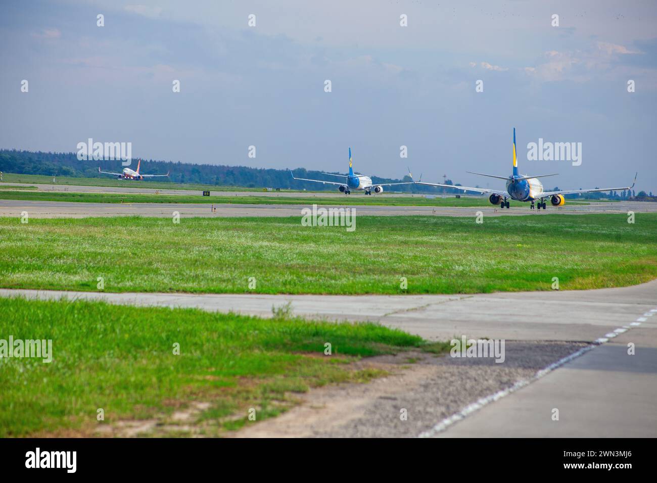 Ukrainisches Passagierflugzeug AZURAIR Boeing 737-800 UR-AZO. Flughafenvorfeld. Flugzeuge auf der Start- und Landebahn. Das Flugzeug kommt an. Ukraine, Kiew - 1. September 2021. Stockfoto