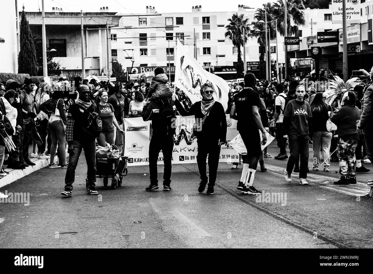 Eine Gruppe von Teilnehmern der Parade, die die Straße hinunter laufen Stockfoto