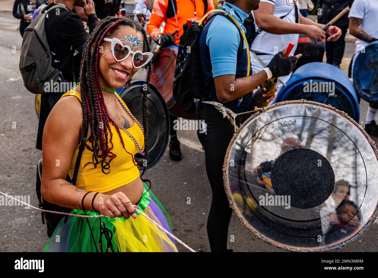 Eine Person in aufwändiger Karnevalsbekleidung für eine Parade Stockfoto