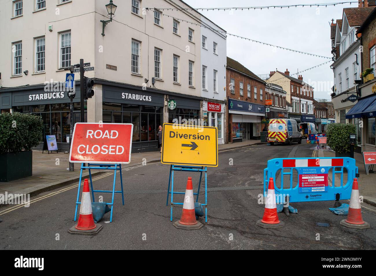 Henley on Thames, Oxfordshire, Großbritannien. Februar 2024. Bell Street in Henley, Oxfordshire, ist derzeit für den Verkehr gesperrt, während Thames Water an Wasserleitungen arbeitet. Dem Vernehmen nach hat Thames Water die Regierung und die Wasseraufsichtsbehörde OFWAT lobbyiert, damit sie die Kundenrechnungen um 40 % erhöhen kann. Sie fordern auch, niedrigere Bußgelder für Verschmutzungsvorfälle zahlen zu können, um zu versuchen, eine Rettungsaktion der Steuerzahler zu verhindern. Quelle: Maureen McLean/Alamy Live News Stockfoto