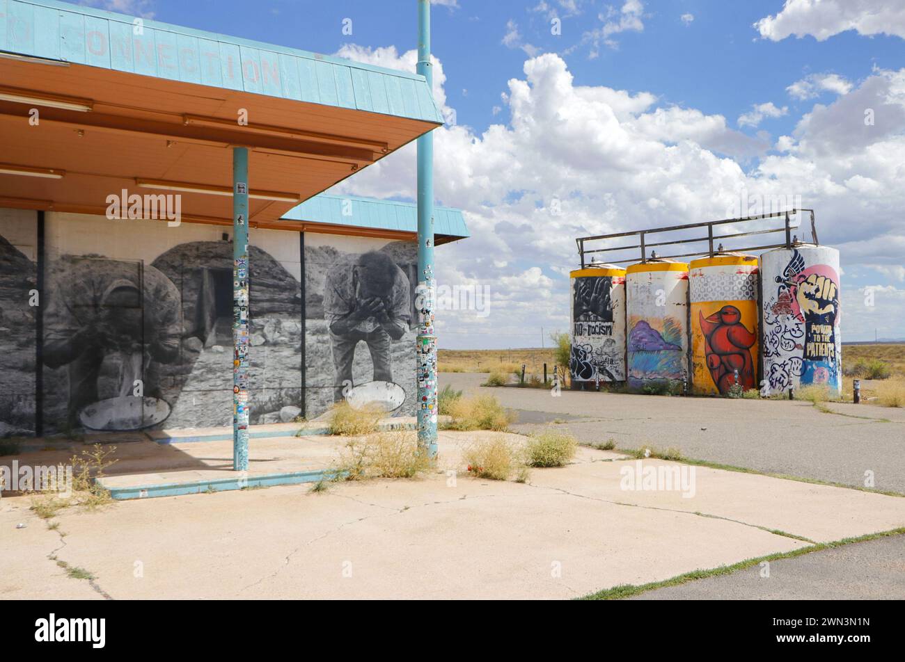 Öltanks mit Grafitti, Aufklebern und gemalten Wandbildern auf dem alten verlassenen Garagenvorplatz an der Route 66 usa Stockfoto