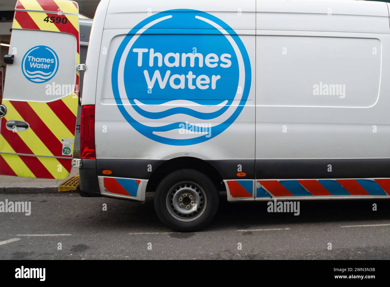 Henley on Thames, Oxfordshire, Großbritannien. Februar 2024. Bell Street in Henley, Oxfordshire, ist derzeit für den Verkehr gesperrt, während Thames Water an Wasserleitungen arbeitet. Dem Vernehmen nach hat Thames Water die Regierung und die Wasseraufsichtsbehörde OFWAT lobbyiert, damit sie die Kundenrechnungen um 40 % erhöhen kann. Sie fordern auch, niedrigere Bußgelder für Verschmutzungsvorfälle zahlen zu können, um zu versuchen, eine Rettungsaktion der Steuerzahler zu verhindern. Quelle: Maureen McLean/Alamy Live News Stockfoto