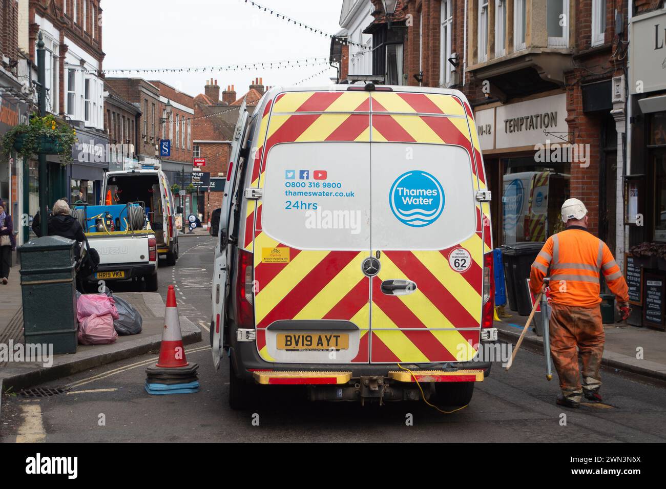 Henley on Thames, Oxfordshire, Großbritannien. Februar 2024. Bell Street in Henley, Oxfordshire, ist derzeit für den Verkehr gesperrt, während Thames Water an Wasserleitungen arbeitet. Dem Vernehmen nach hat Thames Water die Regierung und die Wasseraufsichtsbehörde OFWAT lobbyiert, damit sie die Kundenrechnungen um 40 % erhöhen kann. Sie fordern auch, niedrigere Bußgelder für Verschmutzungsvorfälle zahlen zu können, um zu versuchen, eine Rettungsaktion der Steuerzahler zu verhindern. Quelle: Maureen McLean/Alamy Live News Stockfoto