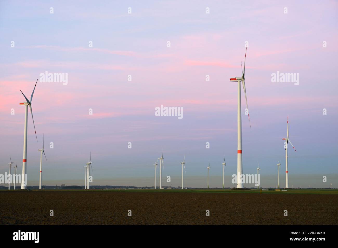Windkraftanlagen, Windpark, Windpark, Windmühlen, Windkraft auf Ackerland, erneuerbare Energie mit verschmutzter Luft über dem Horizont, NRW, Deutschland. Stockfoto