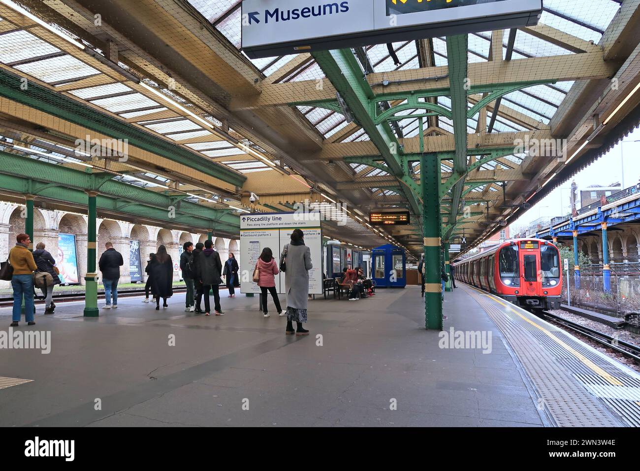 Bahnsteig an der U-Bahn-Station South Kensington, London UK District und Circle Line, Ankunft. Stockfoto