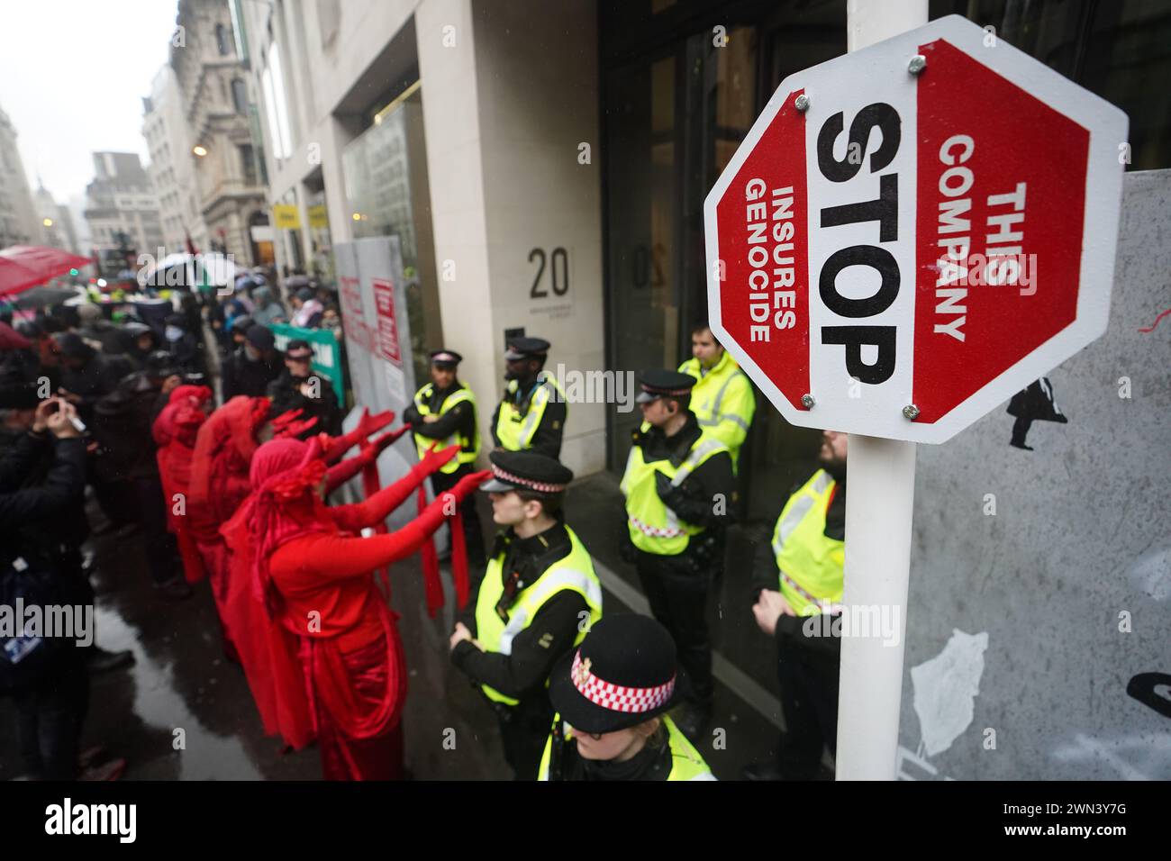 Klimaschutzprotestierende vor dem Hauptquartier der AXA des Versicherungsunternehmens im Zentrum von London. Bilddatum: Donnerstag, 29. Februar 2024. Stockfoto