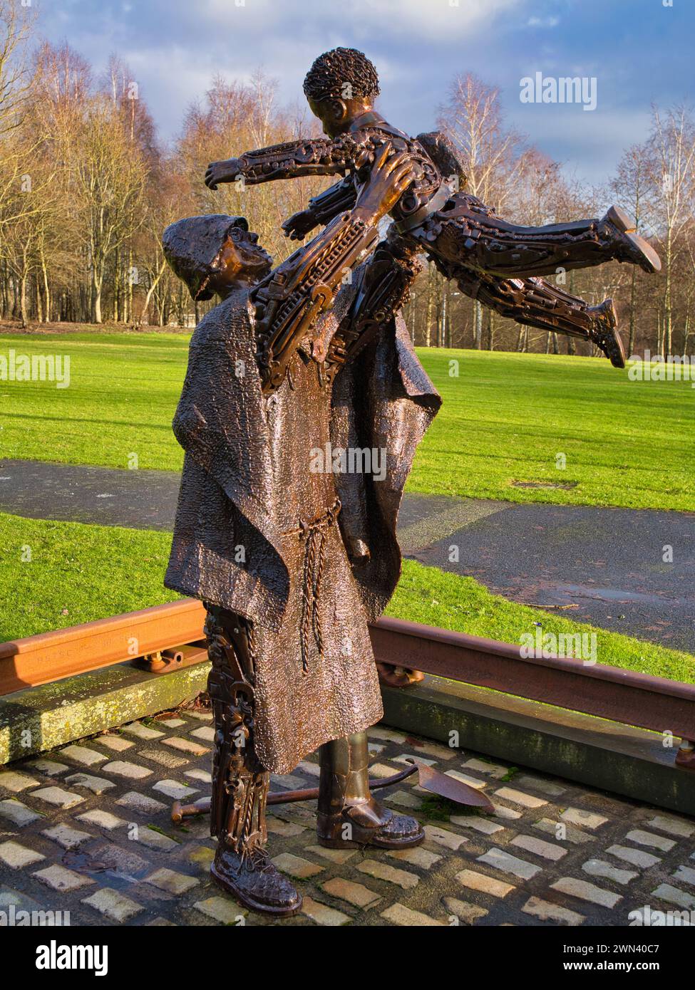 St Helens, Großbritannien - 4. Januar 2024: The Worker's Memorial Statue in St Helens, England, Vereinigtes Königreich. Eine Gedenkstätte für Arbeiter, die bei der Arbeit ihr Leben verloren haben Stockfoto