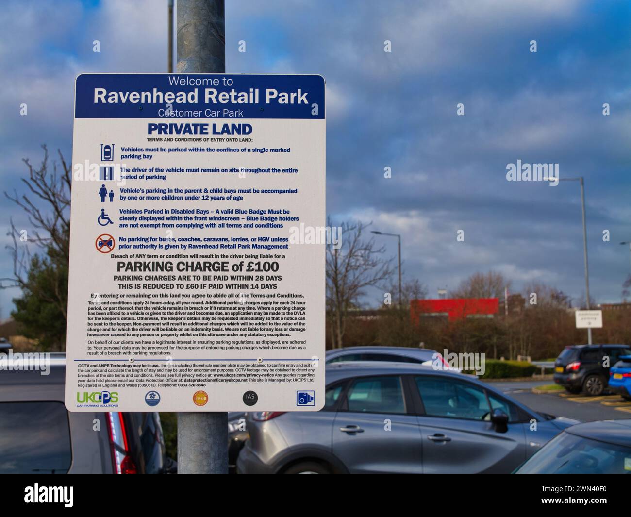 St Helens, Großbritannien - 4. Januar 2024: Beschilderung auf einem Parkplatz im Ravenhead Retail Park in St Helens, Nordwesten Englands Stockfoto