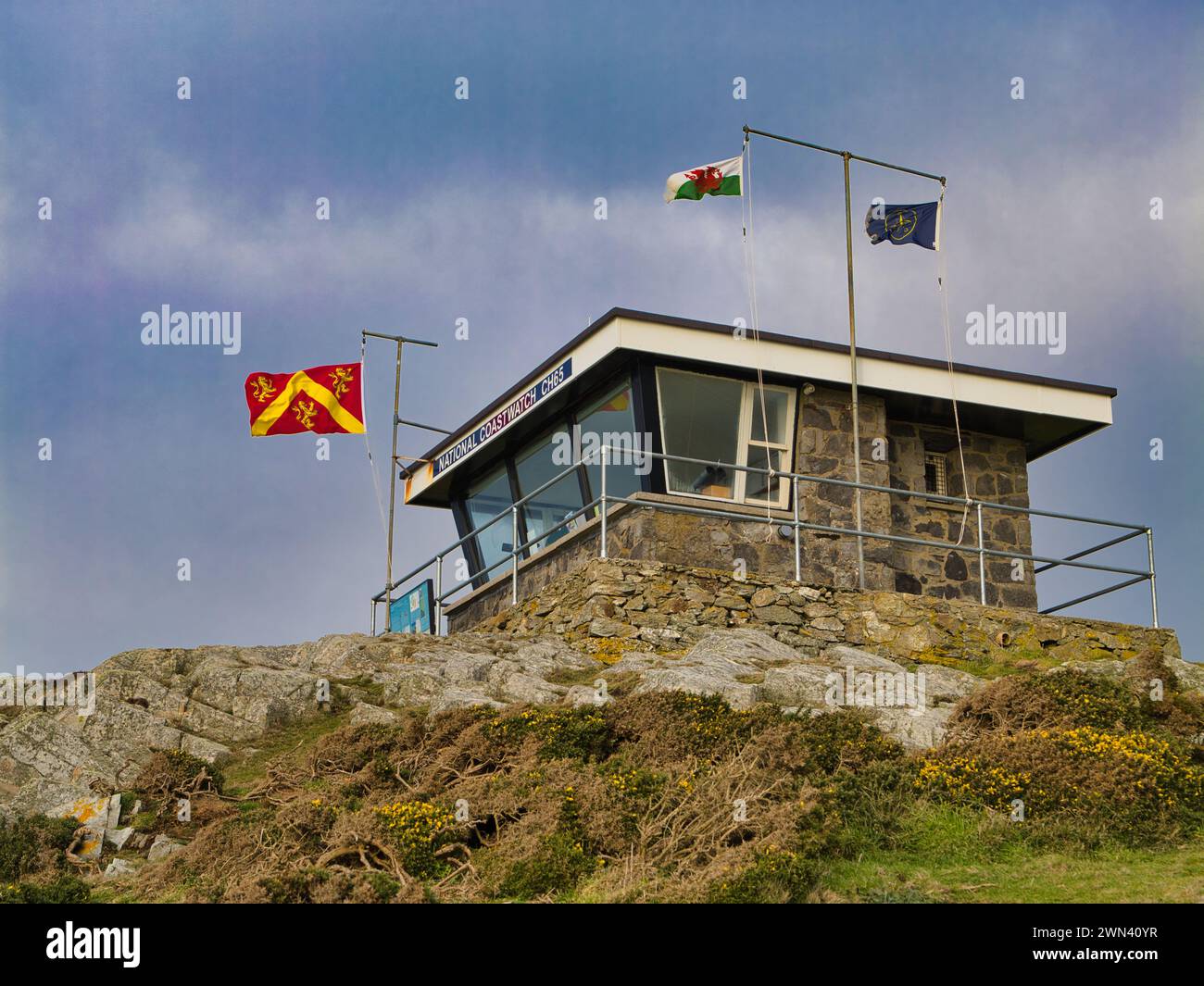Anglesey, Vereinigtes Königreich - 11. Januar 2024: Station der National Coastwatch Institution (NCI) in Rhoscolyn auf der Insel Anglesey in Wales, Vereinigtes Königreich. Auf einer sonnigen da Stockfoto