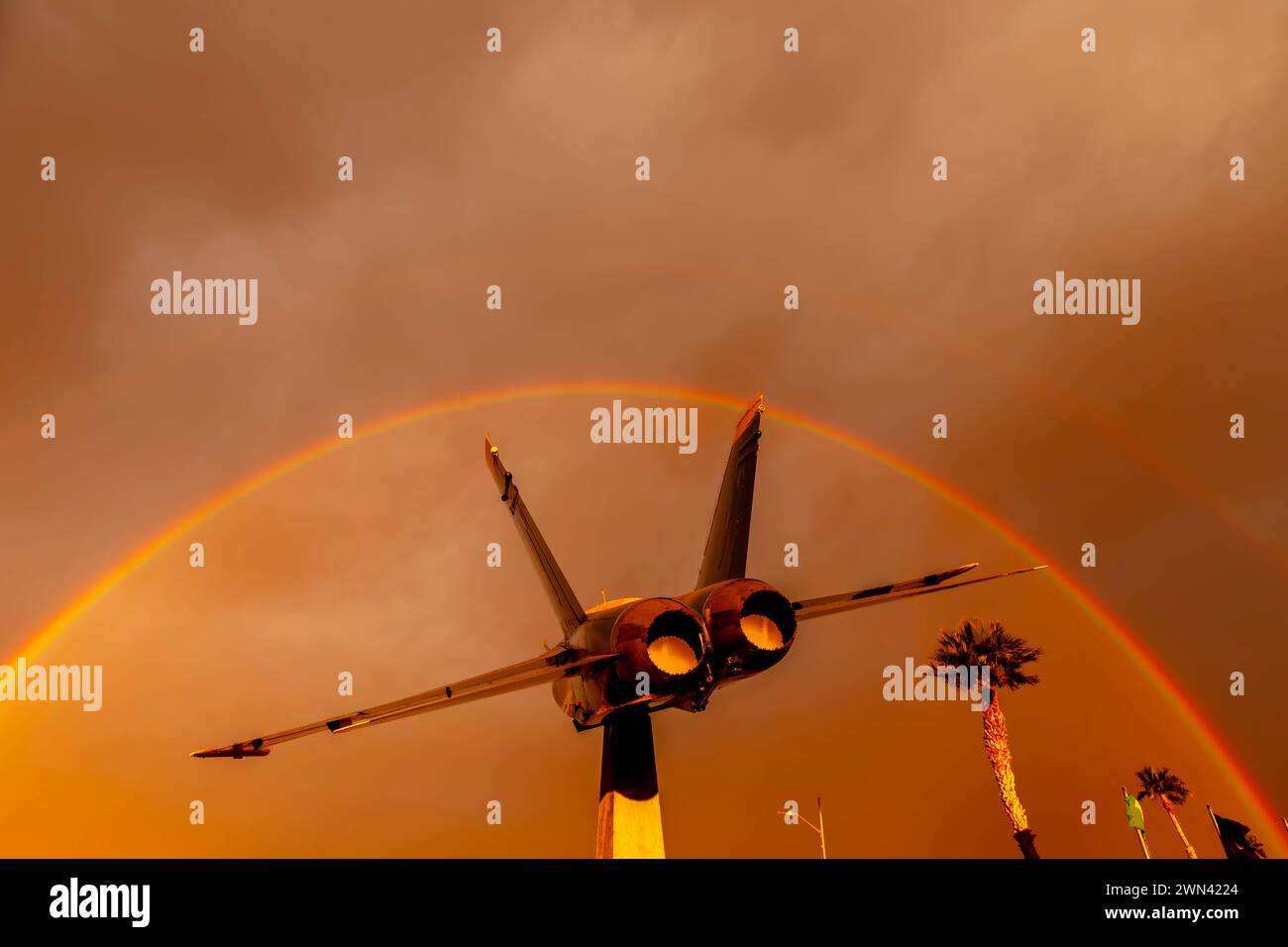 El Centro, CA, USA. Februar 2024. Sonnenschein im Naval Air Field El Centro, CA: Sonnenlicht zeichnet leuchtende Farbtöne über den Himmel, wirft einen faszinierenden Regenbogen über geparkten Flugzeugen und schafft ein atemberaubendes Spektakel (Bild: © Kenneth L Weisenberger Grindston/ASP) NUR REDAKTIONELLE VERWENDUNG! Nicht für kommerzielle ZWECKE! Stockfoto