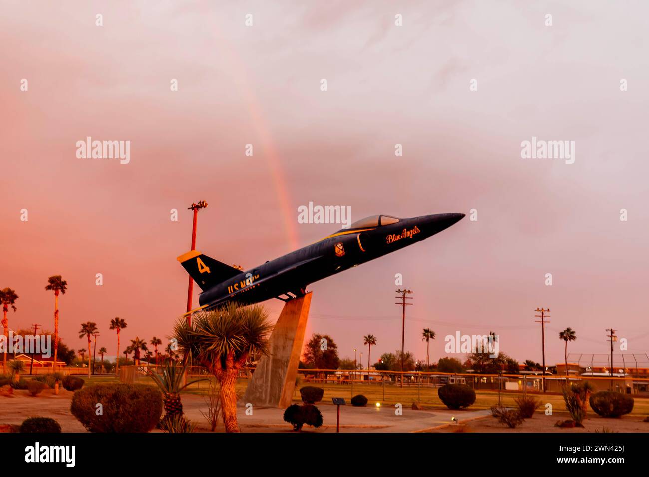El Centro, CA, USA. Februar 2024. Sonnenschein im Naval Air Field El Centro, CA: Sonnenlicht zeichnet leuchtende Farbtöne über den Himmel, wirft einen faszinierenden Regenbogen über geparkten Flugzeugen und schafft ein atemberaubendes Spektakel (Bild: © Kenneth L Weisenberger Grindston/ASP) NUR REDAKTIONELLE VERWENDUNG! Nicht für kommerzielle ZWECKE! Stockfoto