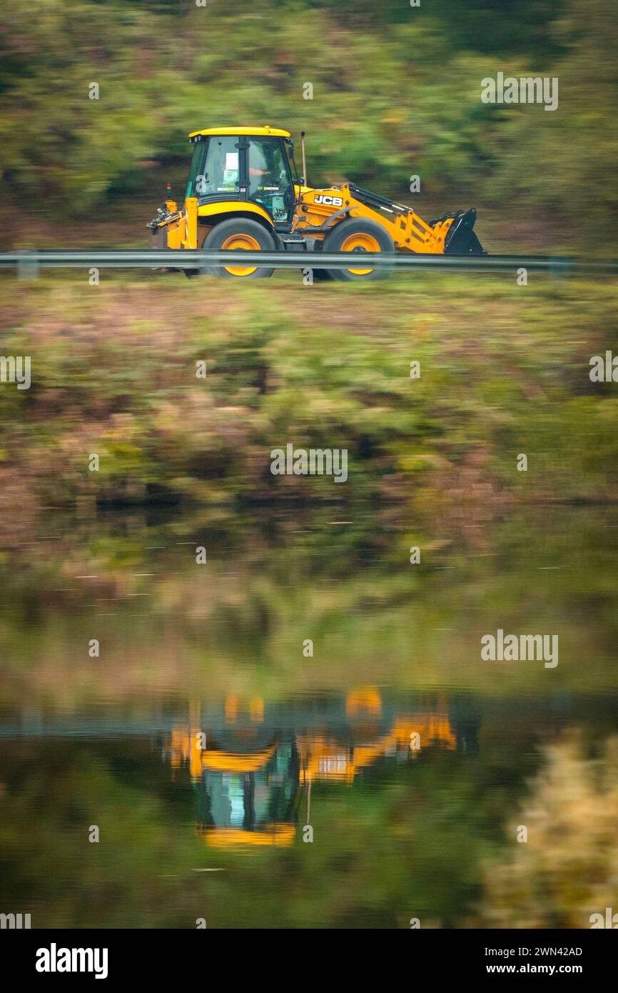 18/10/21 mit einer passenden herbstlichen Kulisse macht sich ein JCB auf der 1,6 km langen Teststrecke des Unternehmens am Brookleys Lake in der Nähe von Wootton, Staffo, auf Stockfoto