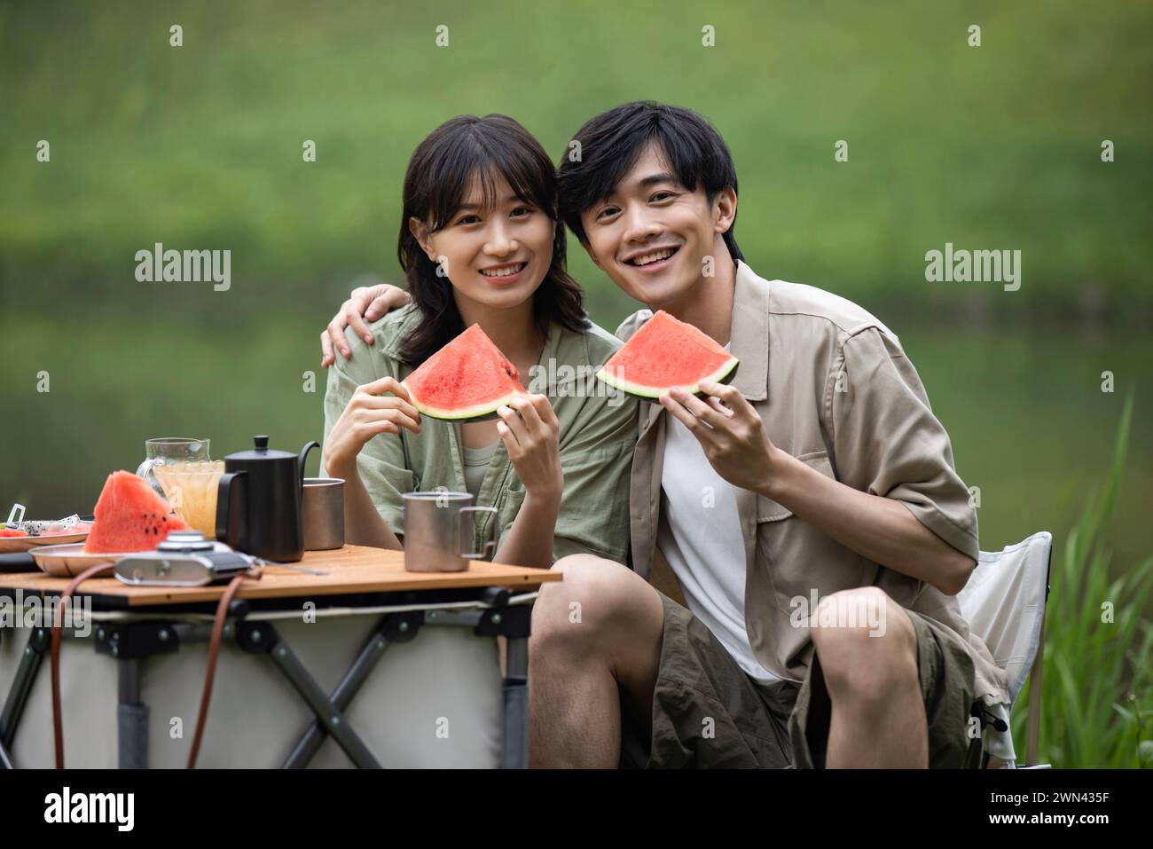 Junges Paar Picknick im freien Stockfoto